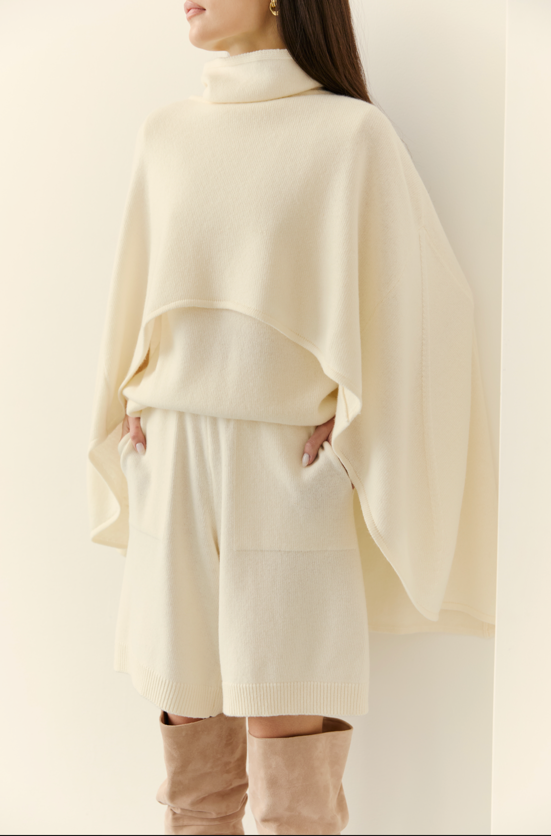 Lambswool cape, milky