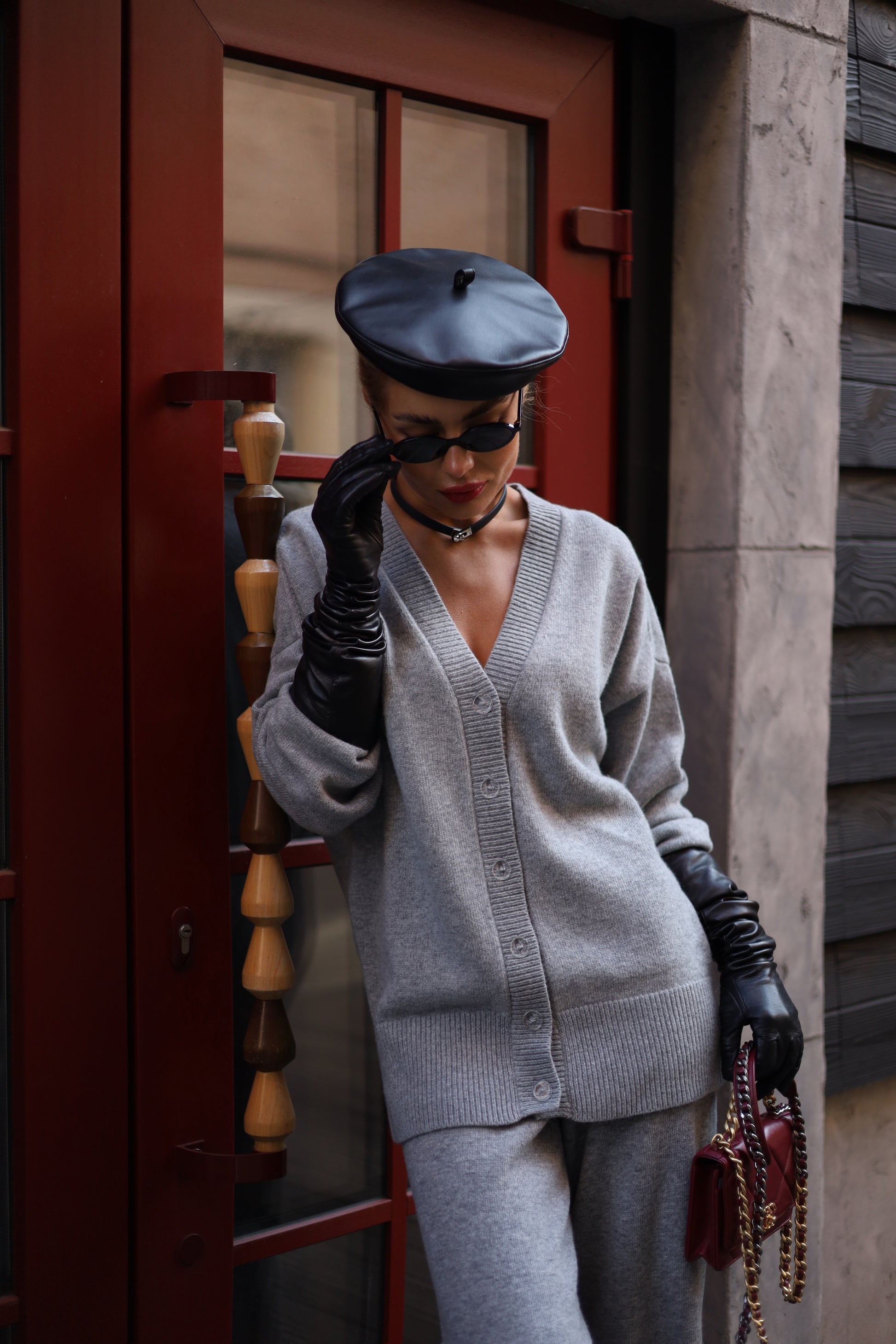 Комплект з вовни ягня кардиган на ґудзиках і брюки, сірий меланж    89367257