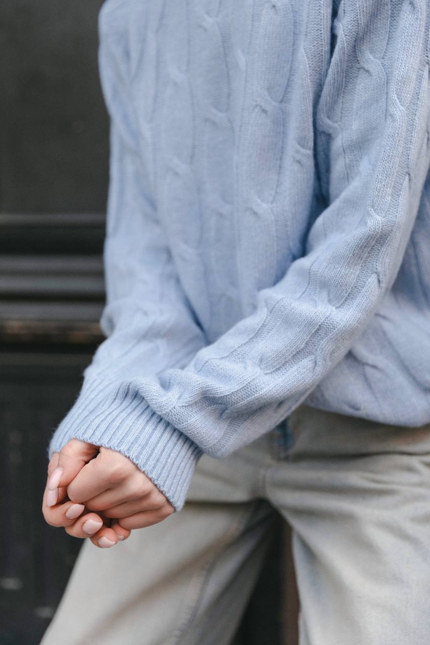 Светр з вовни ягня з косами, блакитний    61375926