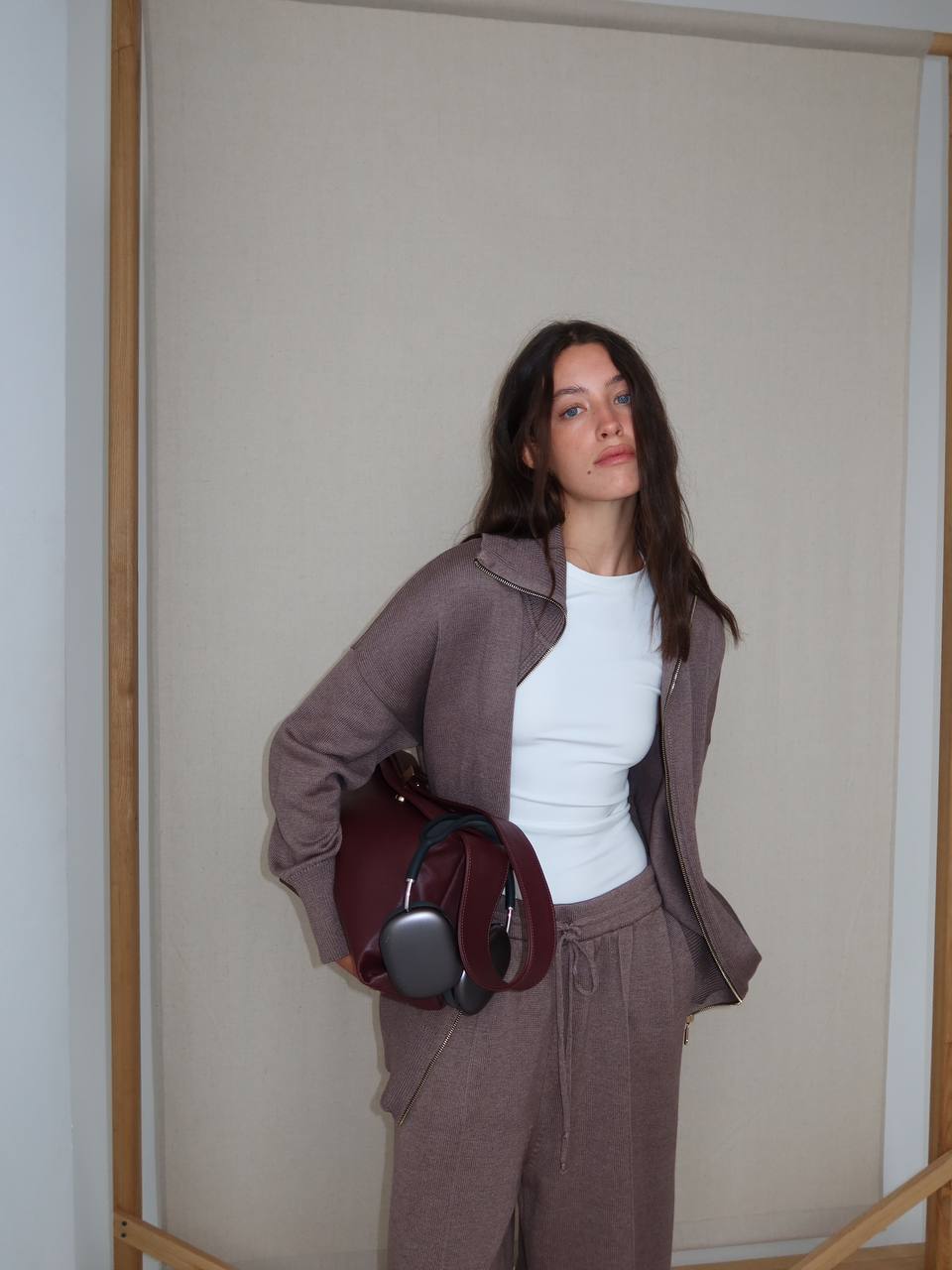 Комплект з бавовни кардиган на блискавці і брюки, мокко    60308685