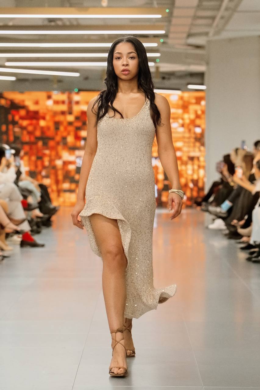 Вʼязана сукня ручної роботи з обʼємним воланом, бежевий    65291951