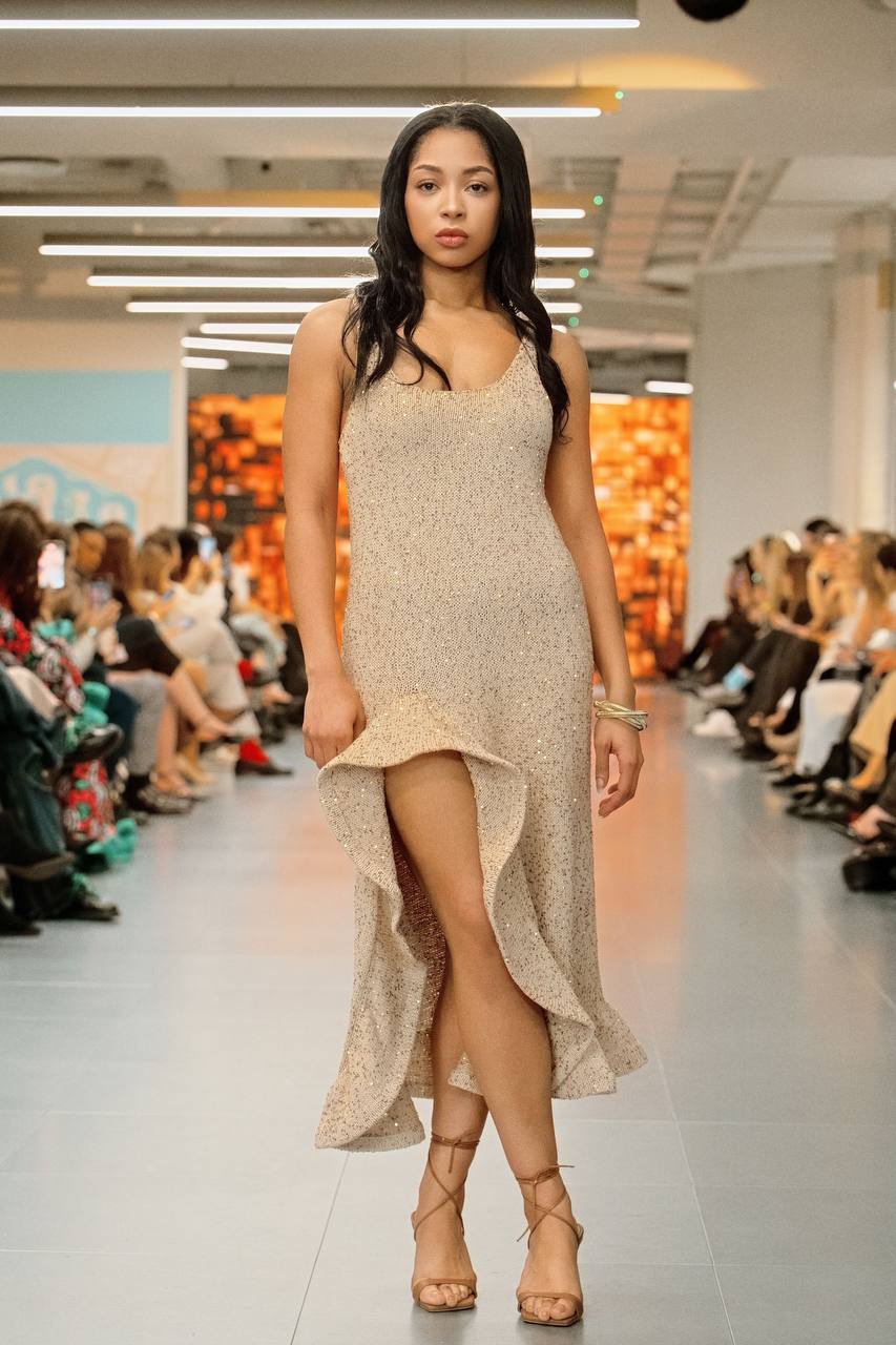 Вʼязана сукня ручної роботи з обʼємним воланом, бежевий    84371922