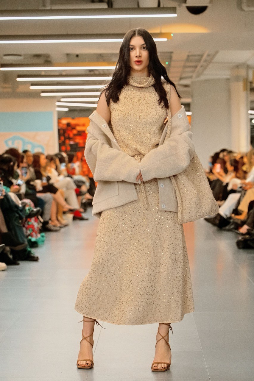 Вʼязаний топ ручної роботи з горловиною, бежевий    39540255