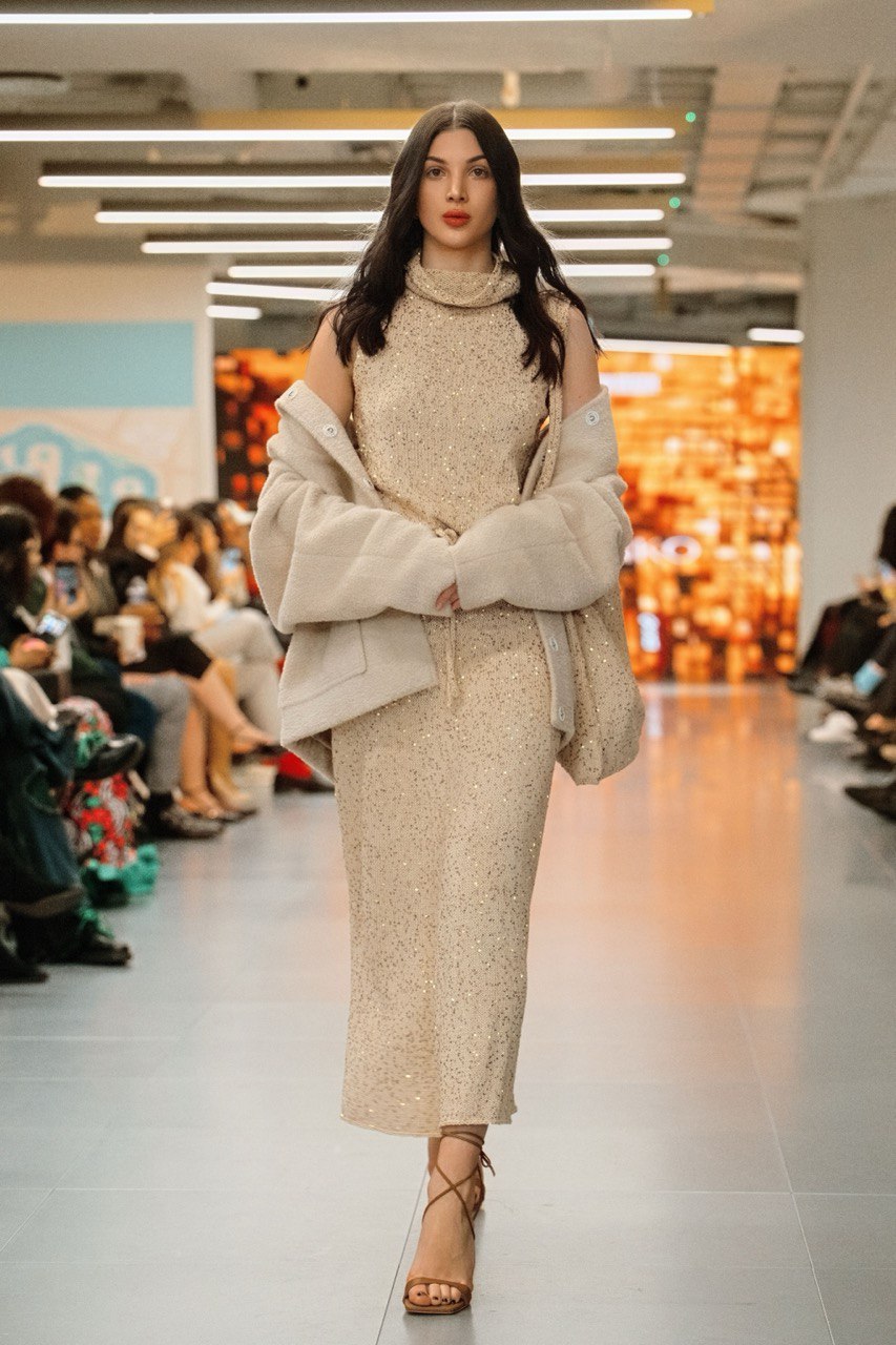 Вʼязаний топ ручної роботи з горловиною, бежевий    19659296