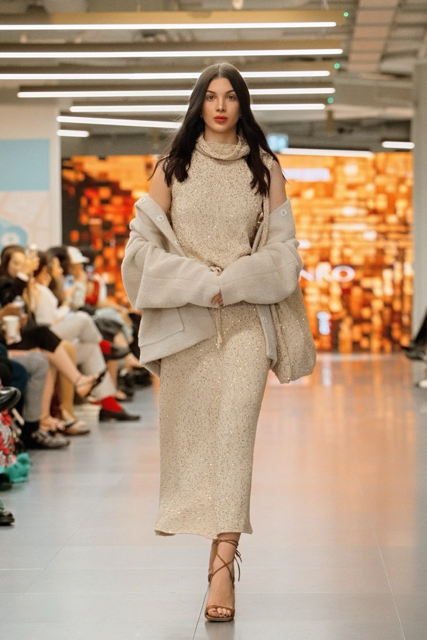 Вʼязаний топ ручної роботи з горловиною, бежевий    12364356