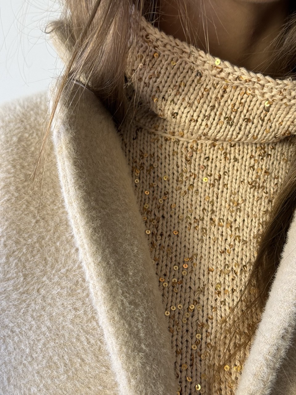 Вʼязаний топ ручної роботи з горловиною, бежевий    84817138