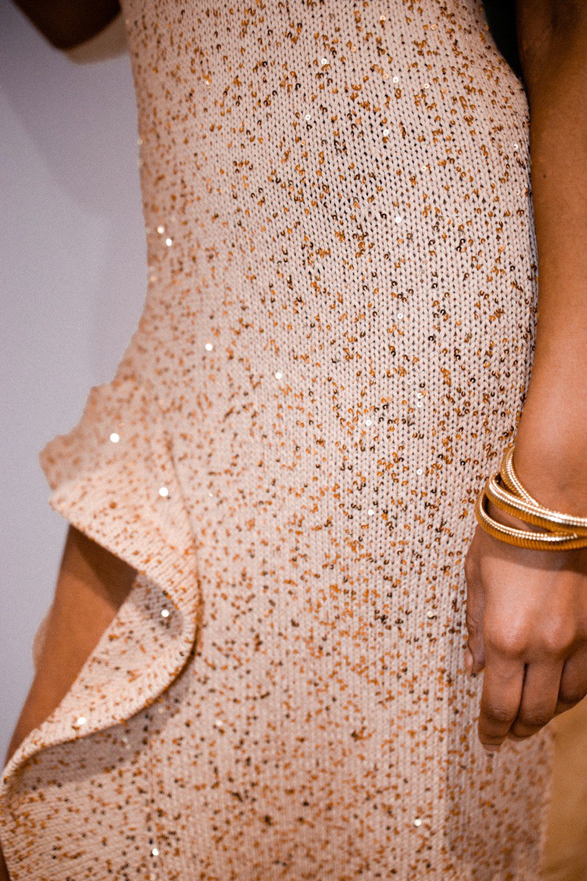 Вʼязана сукня ручної роботи з обʼємним воланом, бежевий    55269031