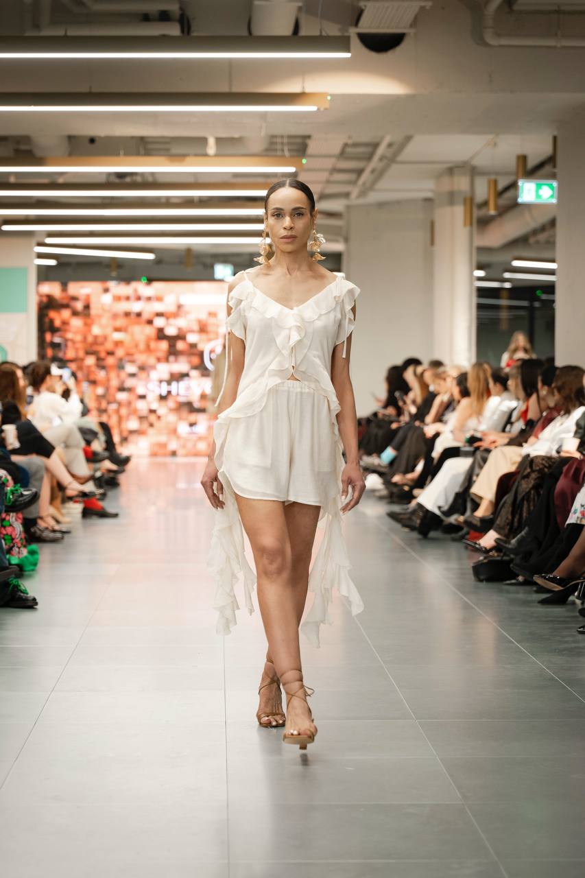 Топ з шифону з рюшами і воланами, перламутровий    65383246