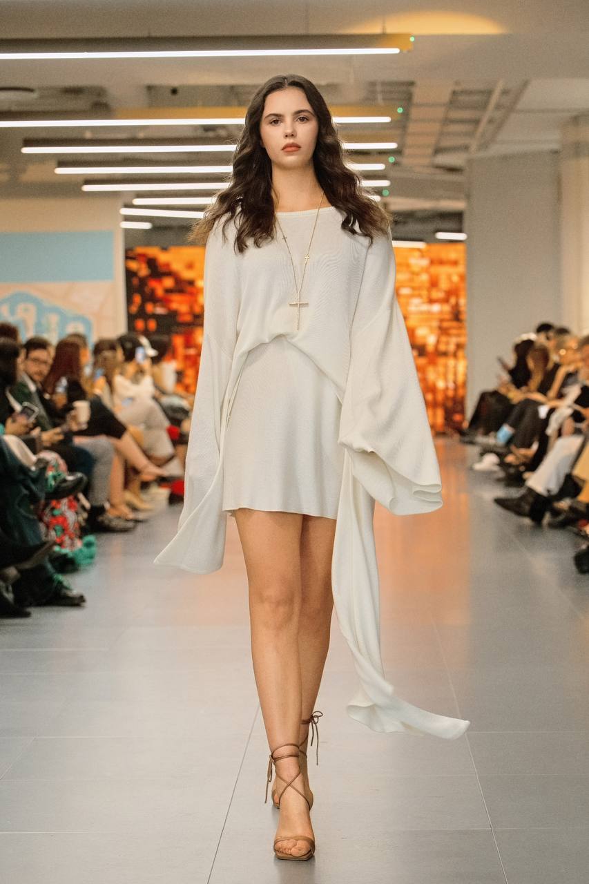 Комплект спідниця і джемпер з розклешеними рукавами    13241277