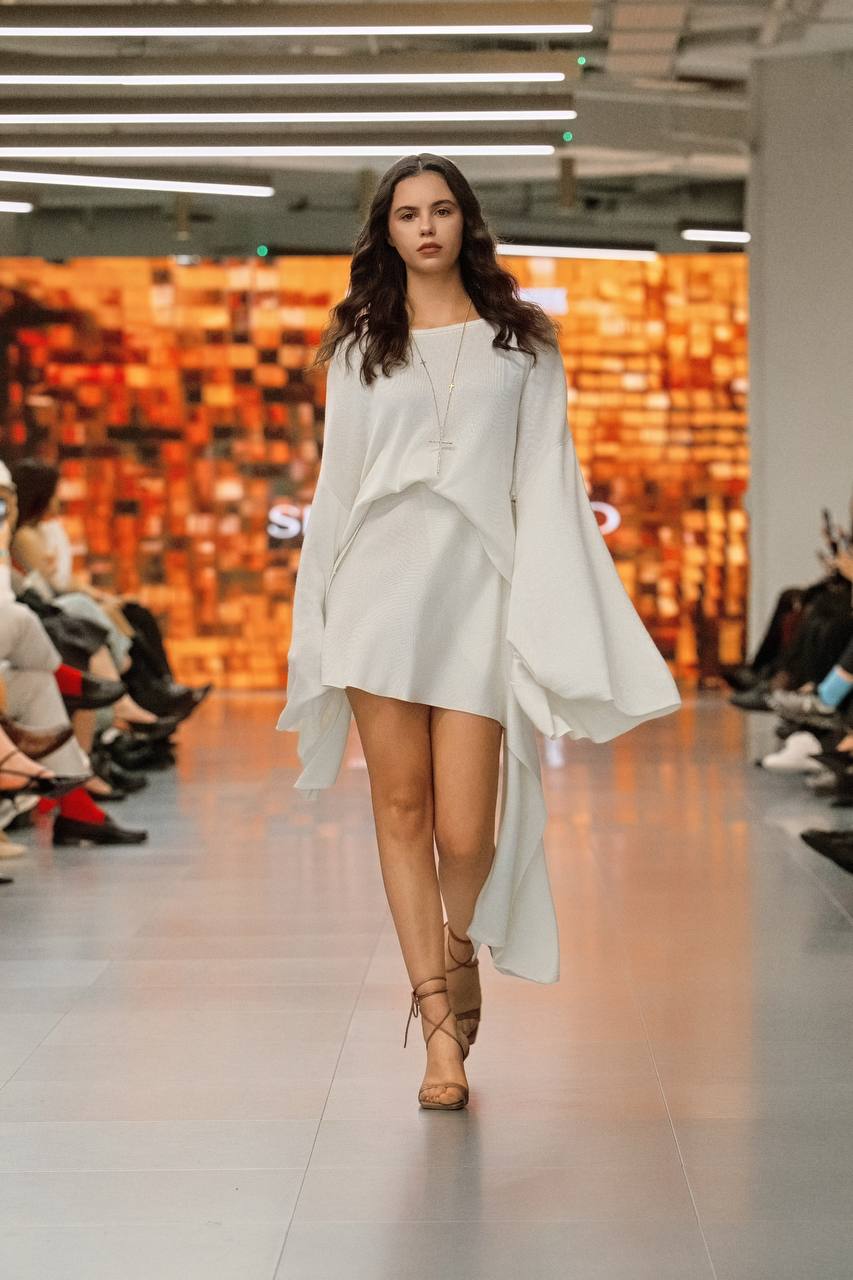 Комплект спідниця і джемпер з розклешеними рукавами    25022201