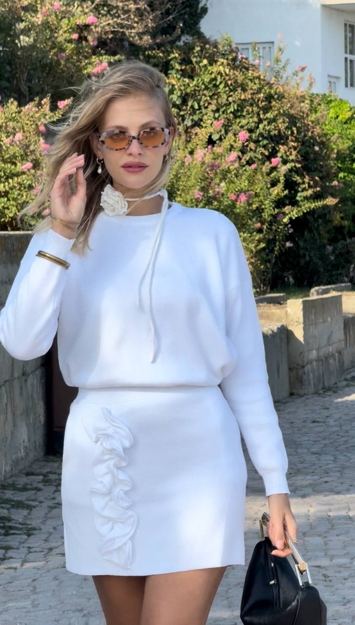 Комплект вʼязаний з джемпером та міні-спідницею, білий