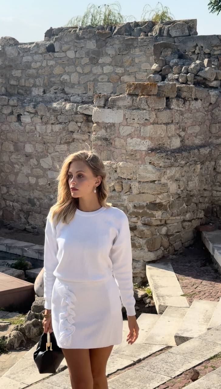 Комплект вʼязаний з джемпером та міні-спідницею, білий