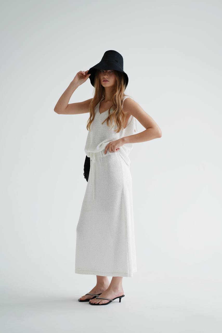 Вʼязана майка з V-подібним вирізом