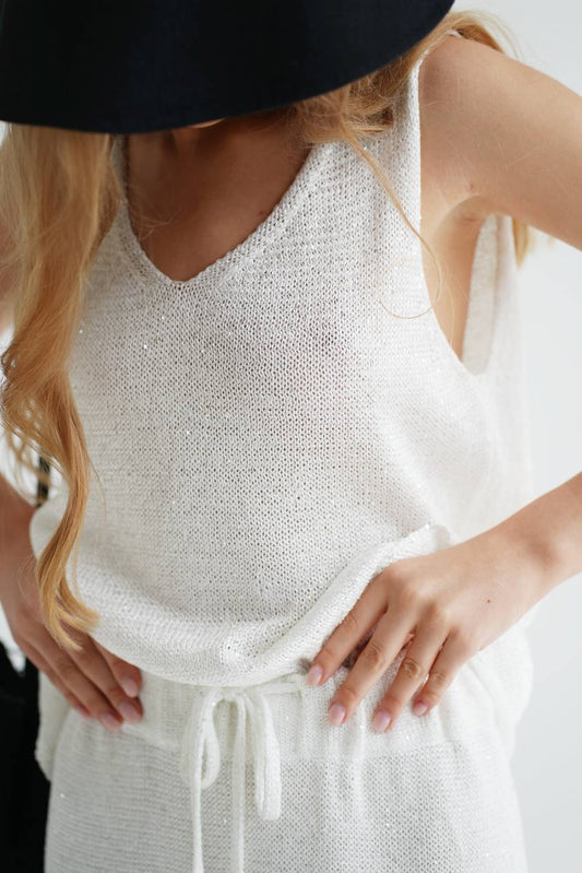 Вʼязана майка з V-подібним вирізом в дрібну паєтку, біла