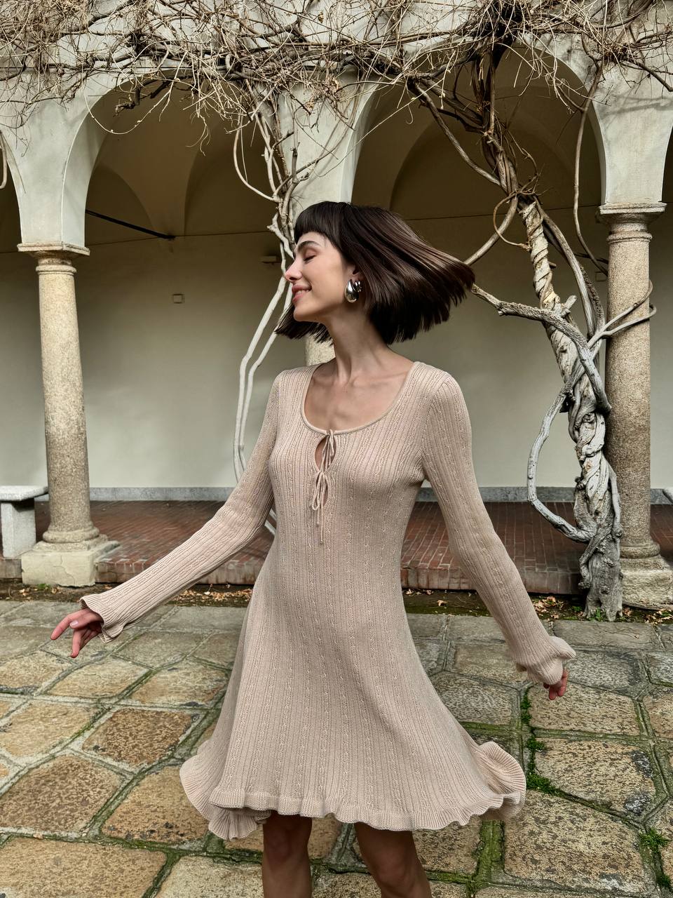 Сукня бежева з асиметричним низом