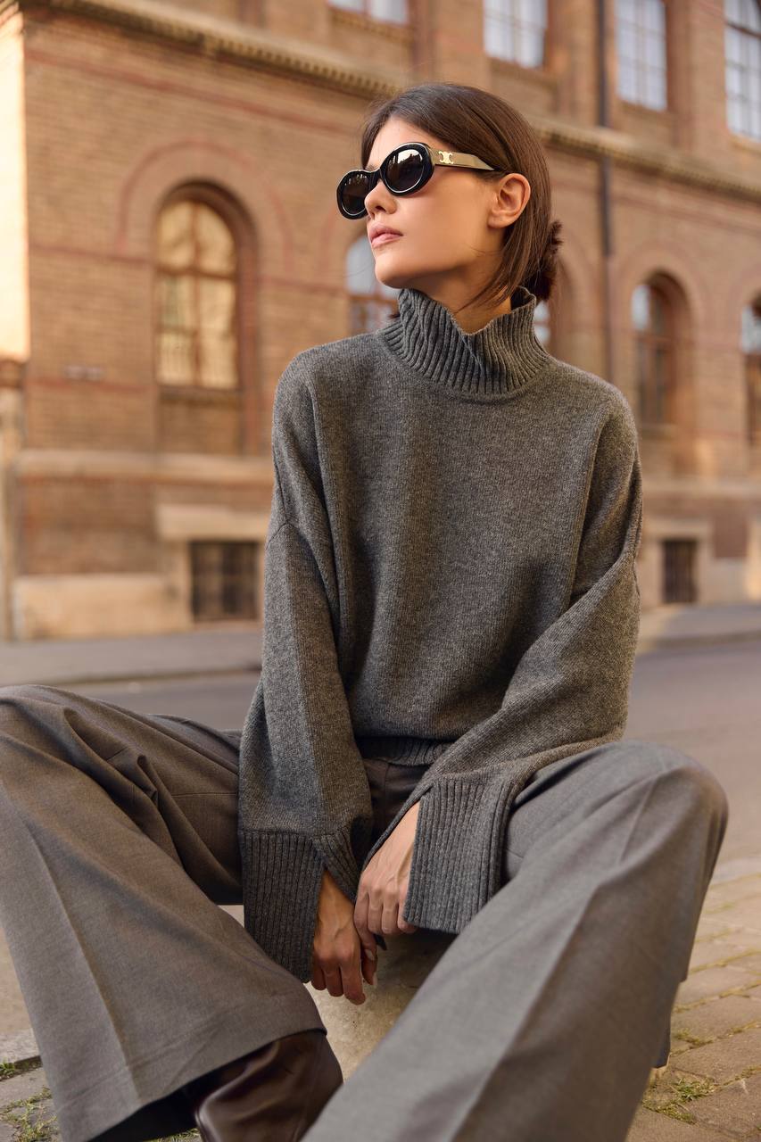 Светр з горловиною із вовни ягня, графітовий