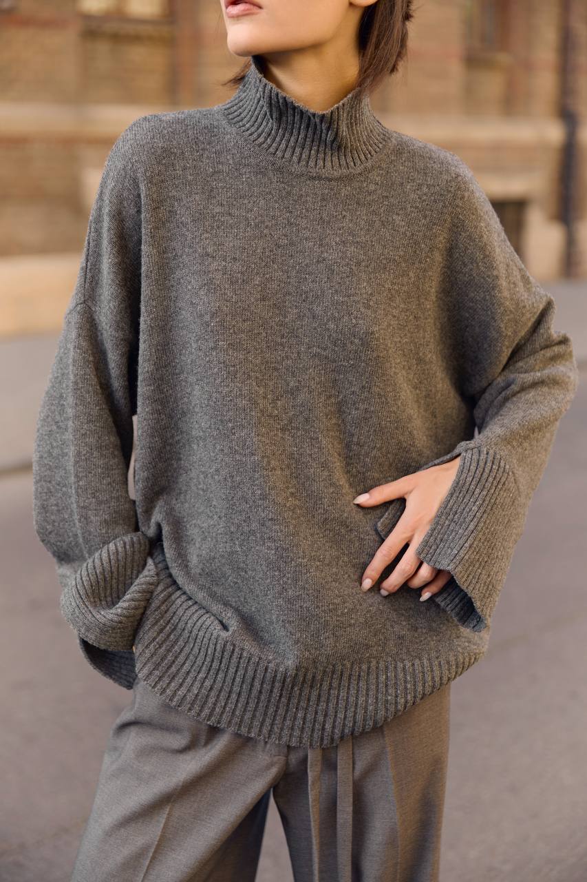 Светр з горловиною із вовни ягня, графітовий