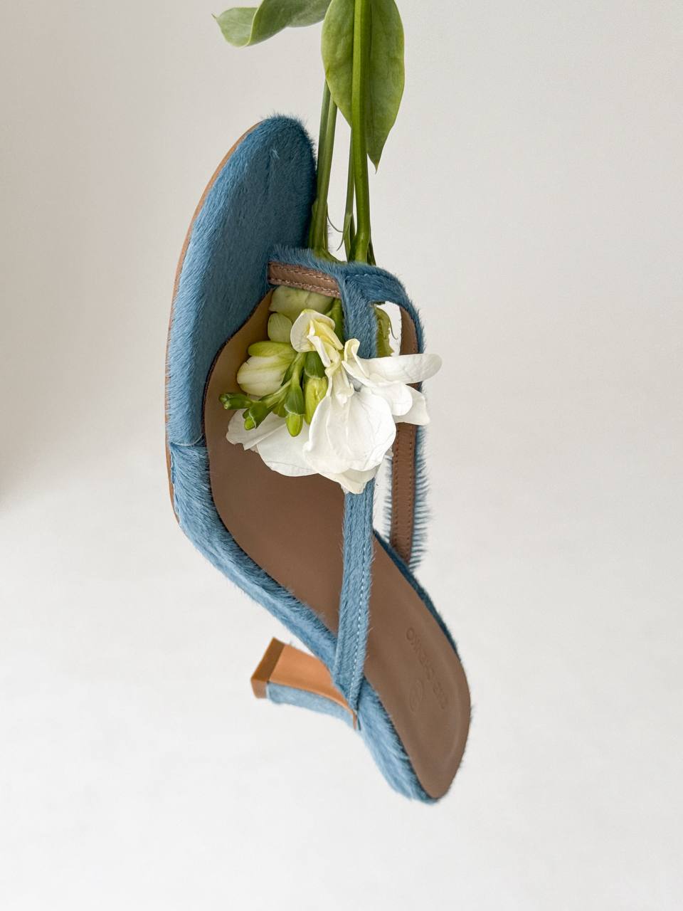 Відкриті мюлі на маленькому каблуку з натуральної шкіри поні, блакитний