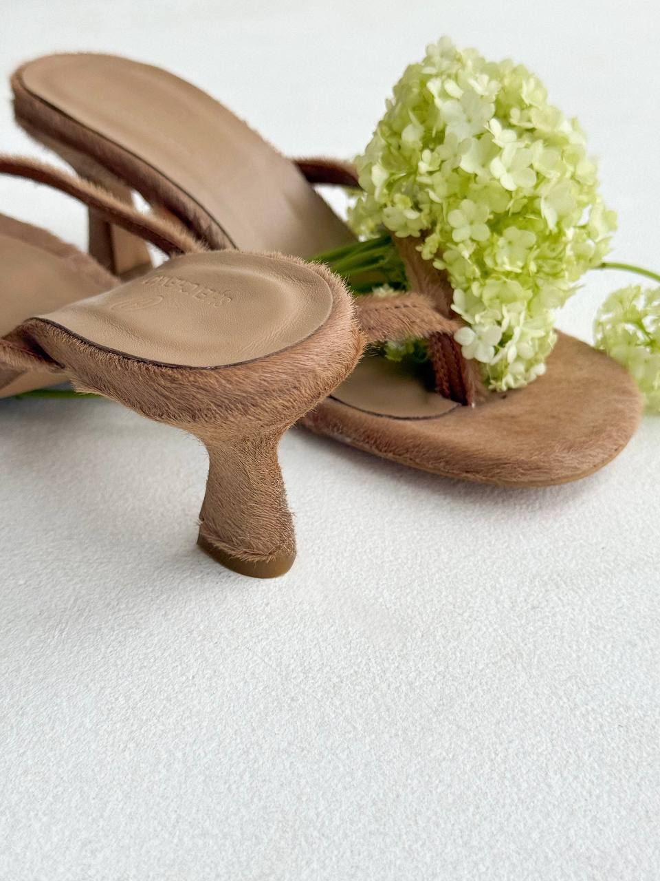 Відкриті мюлі на маленькому каблуку з натуральної шкіри поні, карамельний