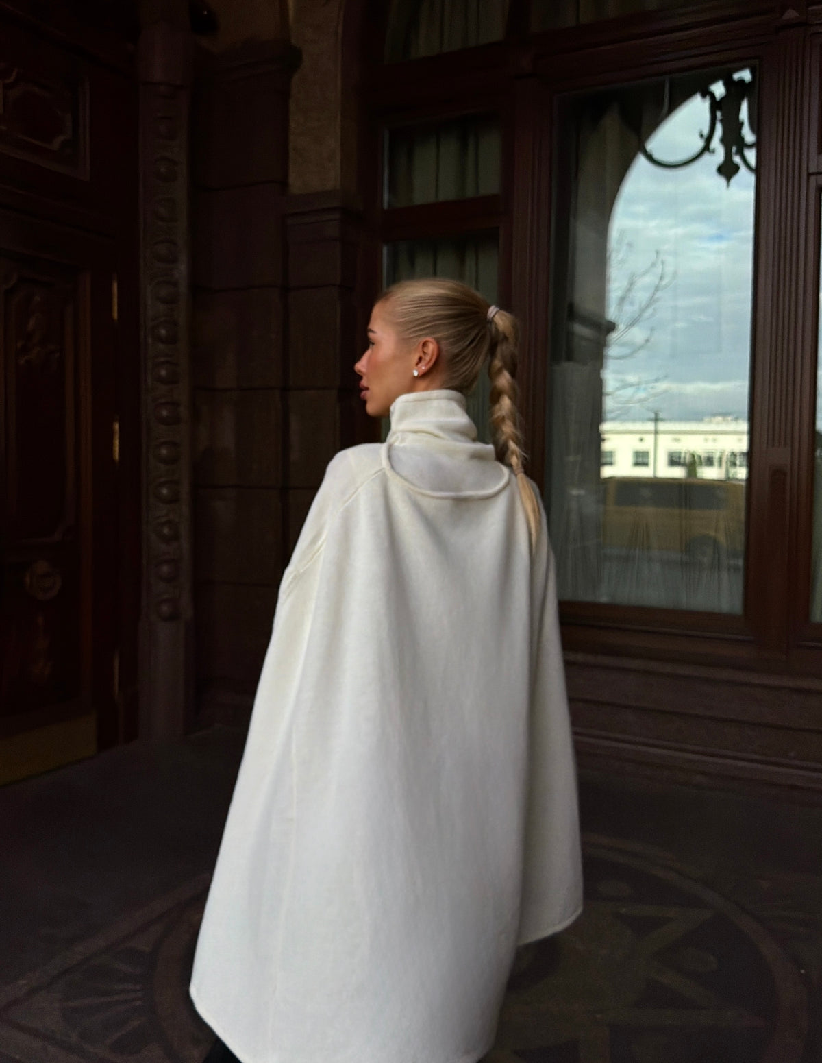 Lambswool cape, milky