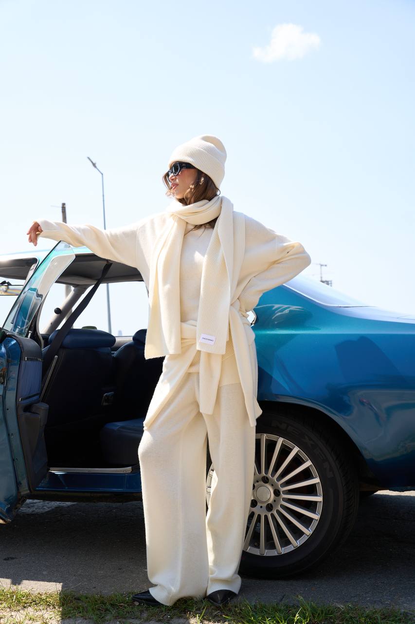 Lambswool sweater and pants set, milky