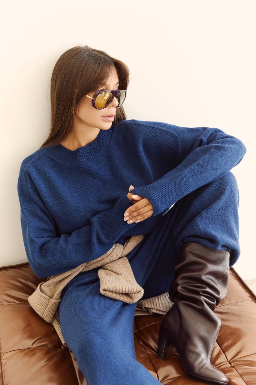 Lambswool sweater and pants set, navy blue