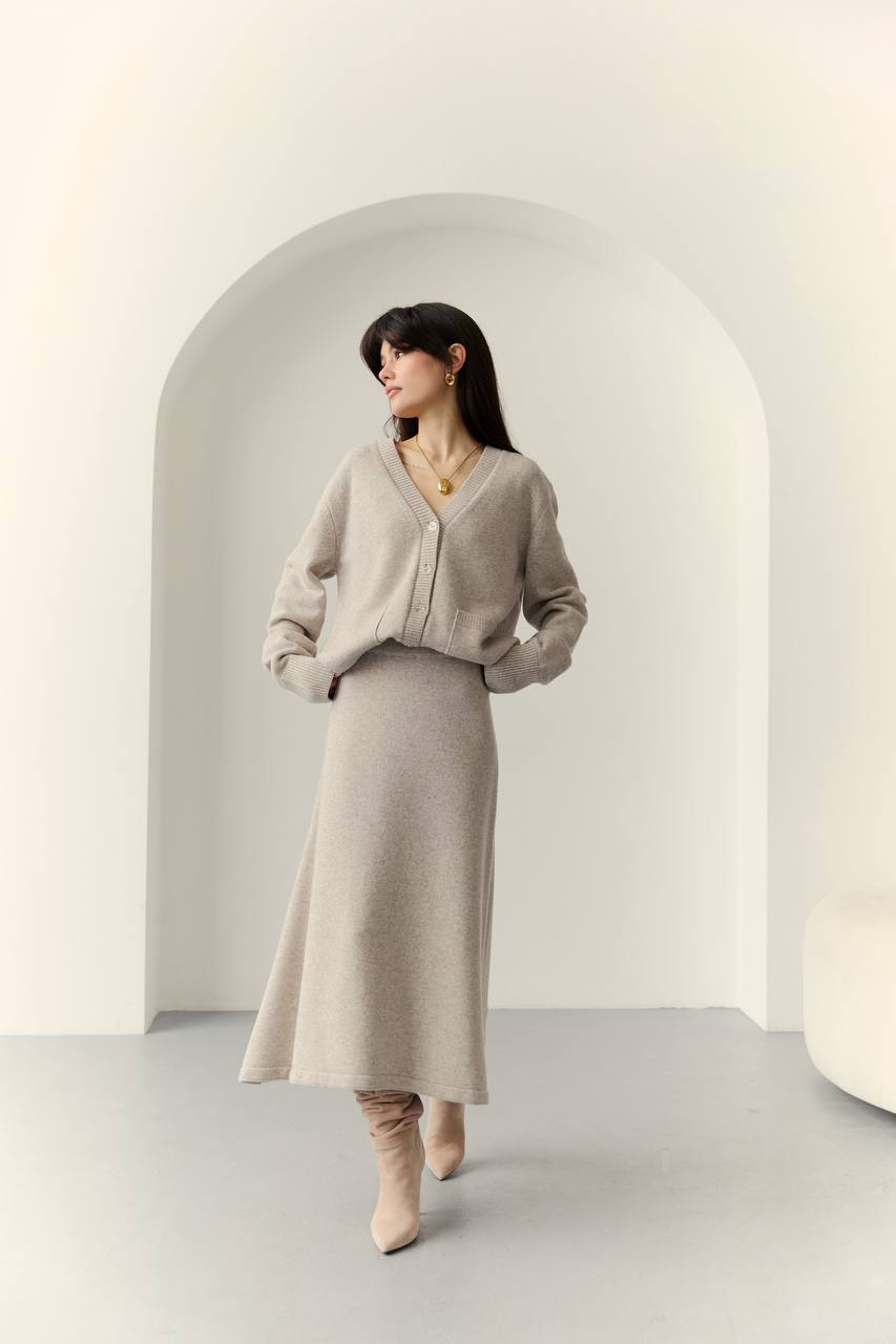 Комплект з вовни ягня: кардиган на ґудзиках і спідниця міді, світло-бежевий меланж