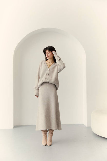 Комплект з вовни ягня: кардиган на ґудзиках і спідниця міді, світло-бежевий меланж