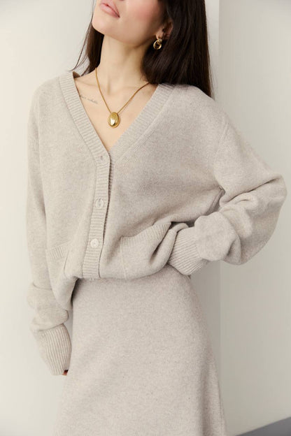 Комплект з вовни ягня: кардиган на ґудзиках і спідниця міді, світло-бежевий меланж