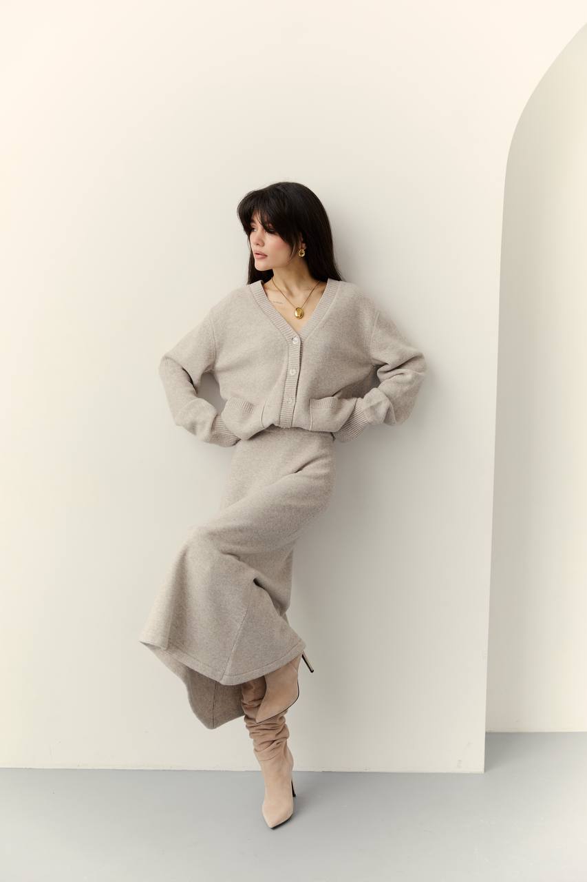 Комплект з вовни ягня: кардиган на ґудзиках і спідниця міді, світло-бежевий меланж