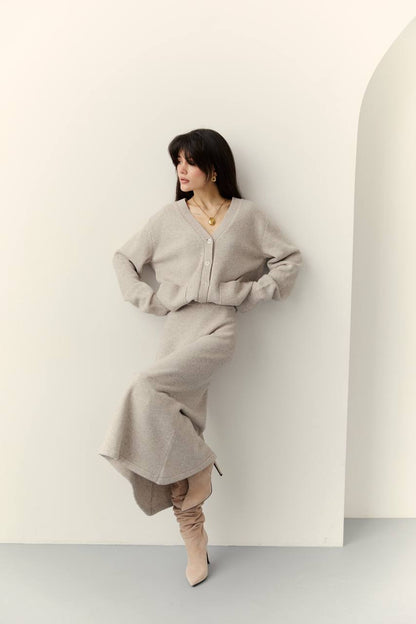 Комплект з вовни ягня: кардиган на ґудзиках і спідниця міді, світло-бежевий меланж