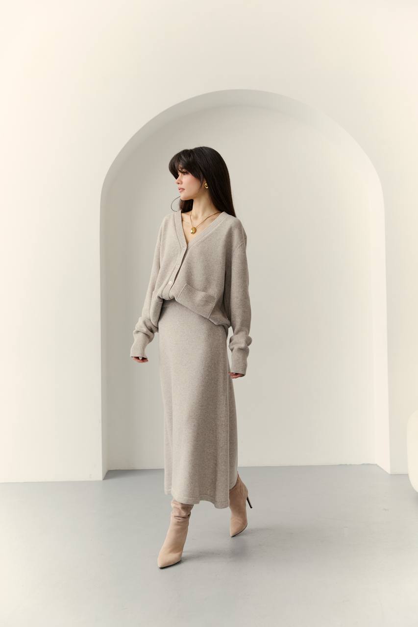 Комплект з вовни ягня: кардиган на ґудзиках і спідниця міді, світло-бежевий меланж