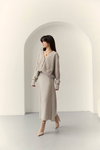 Комплект з вовни ягня: кардиган на ґудзиках і спідниця міді, світло-бежевий меланж