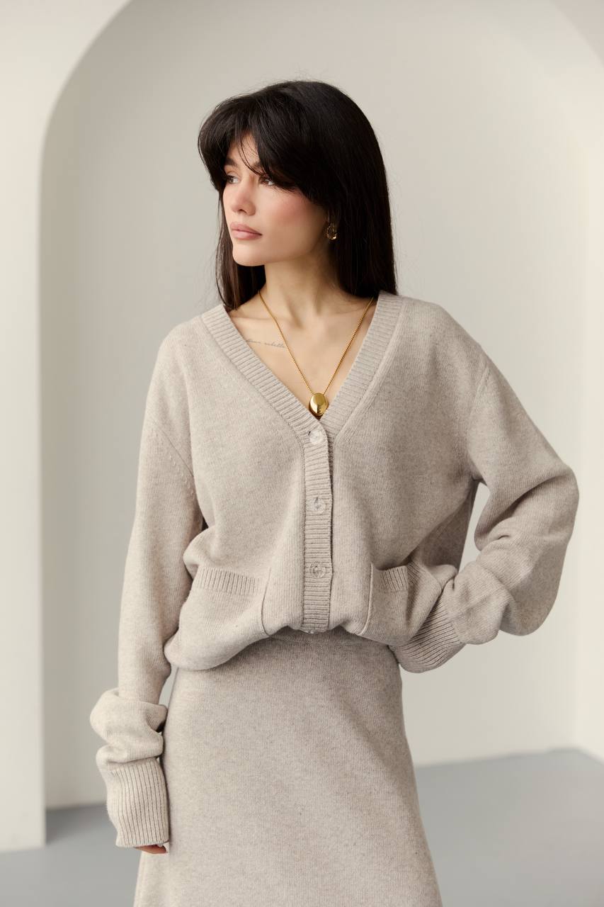 Комплект з вовни ягня: кардиган на ґудзиках і спідниця міді, світло-бежевий меланж