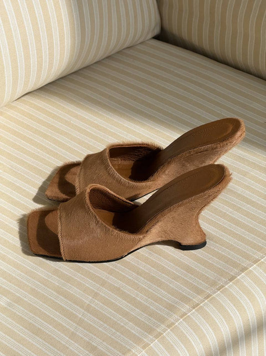 Відкриті мюлі на платформі з натуральної шкіри поні, карамельний